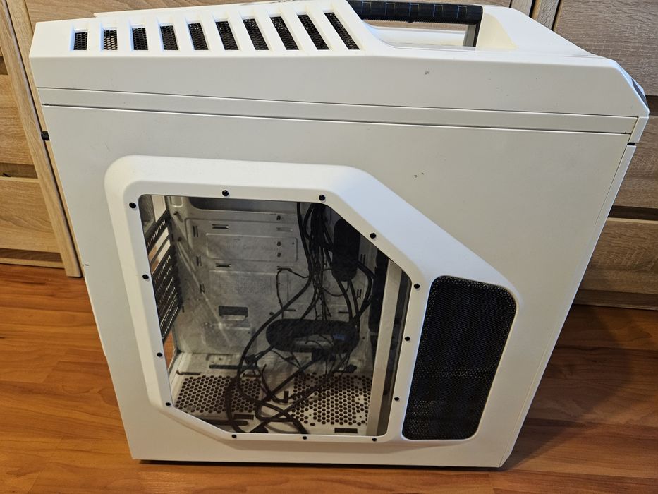 Продавам компютърна кутия Cooler Master Storm Stryker