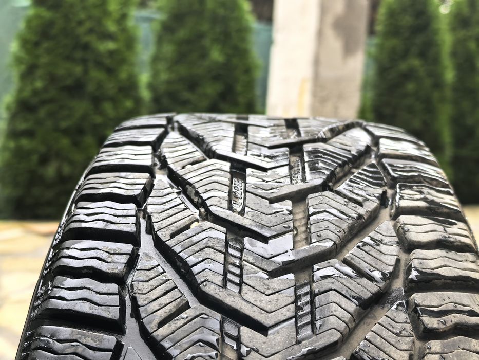 Продавам запазени зимни гуми комплект с джанти DOT21 KORMORAN 225/55 R