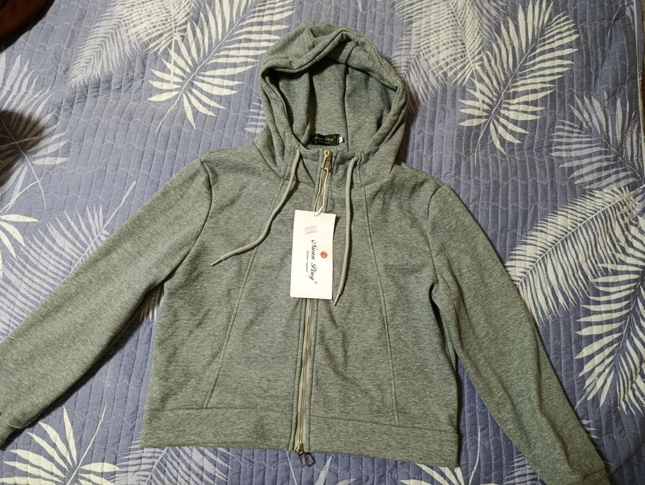 Продаётся женский костюм тройка. Новый!