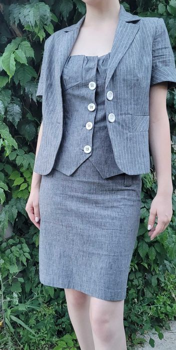 Costum cu fustă și top