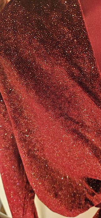 Елегантни празнични рокли в червено