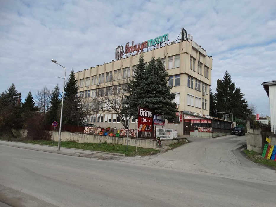 Просторен офис с много добра локация и цена от 600 Евро за кв.м..