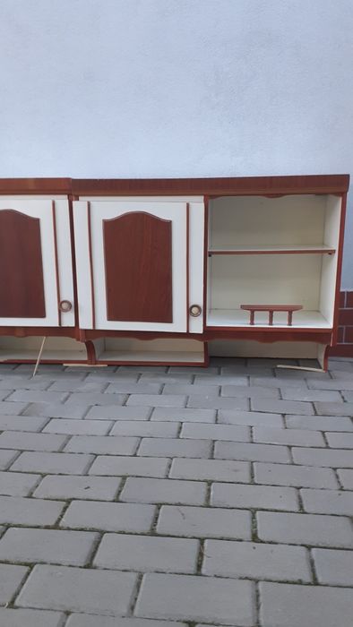 Vand 3 corpuri suspendate  bucătărie.