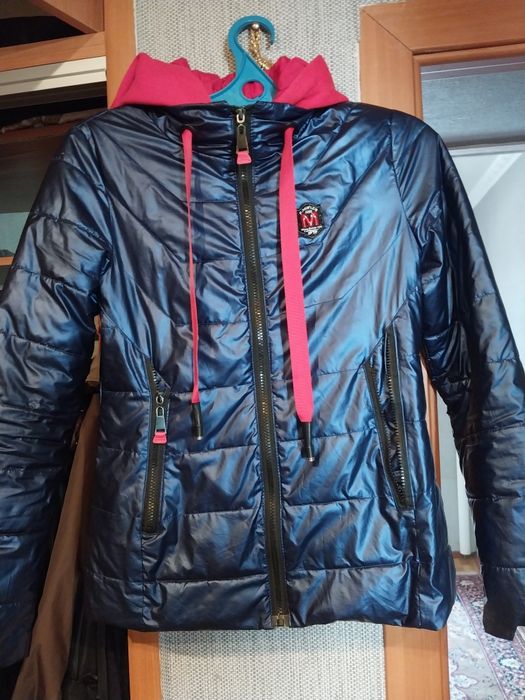 Куртка на девочку,размер М,40-42