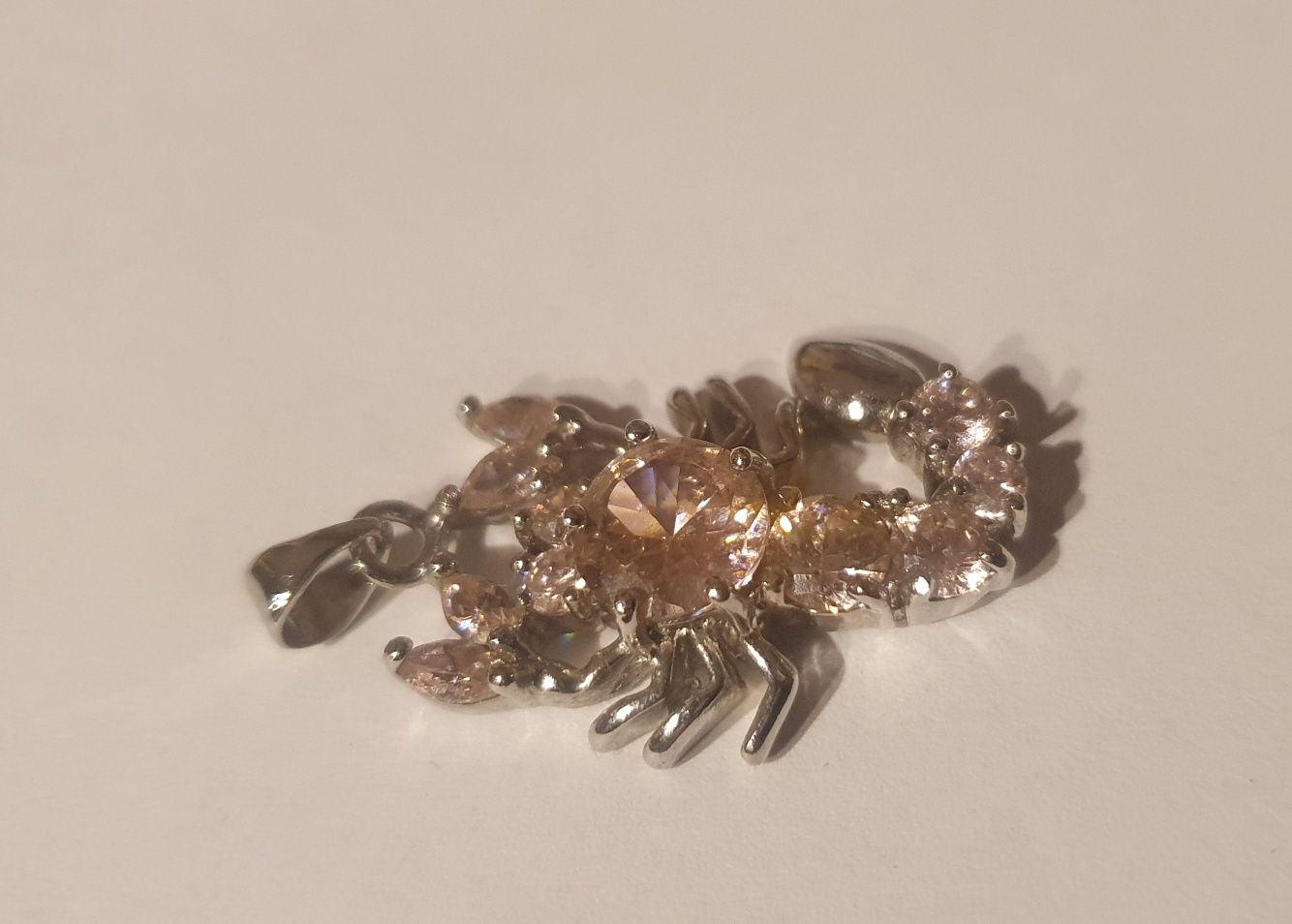 Pandant scorpion cu pietre roz placat cu aur 18k