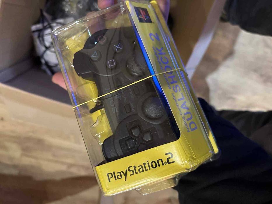 ЛОТ Playstation 2, джойстици, мемори карти, резервни части.
