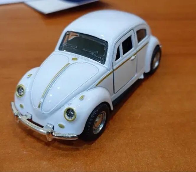 Mașinuța metalica în miniatura