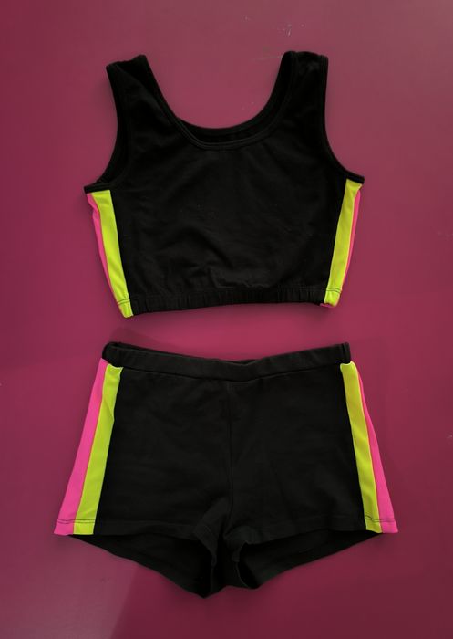 Комплект от памук  за тренировки (топ и шорти) за 9-10г