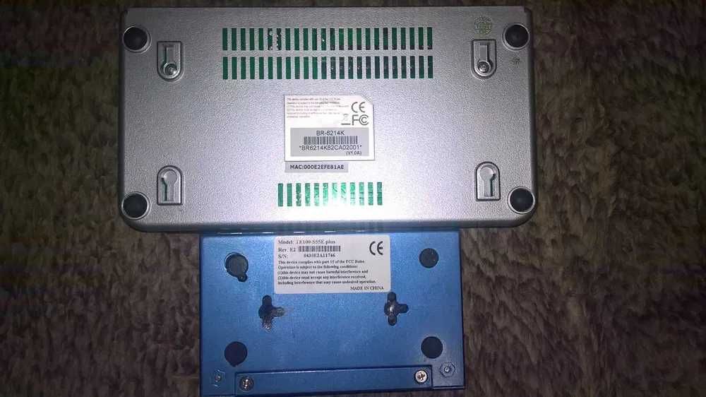 5x cabluri SATA 
2x adaptoare DVI-VGA
1x cablu ps/2 cu multiple mufe