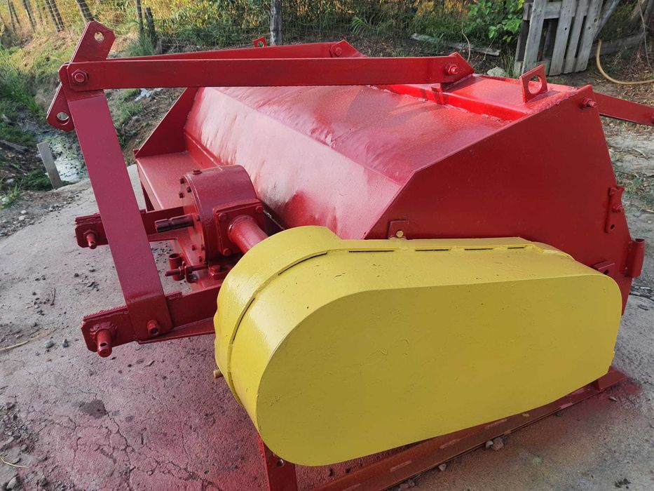 Vând Plug reversibil și tocator resturi vegetale