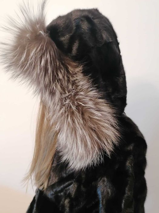 Haina de blana naturala neagra, vizon cu guler de vulpe argintie