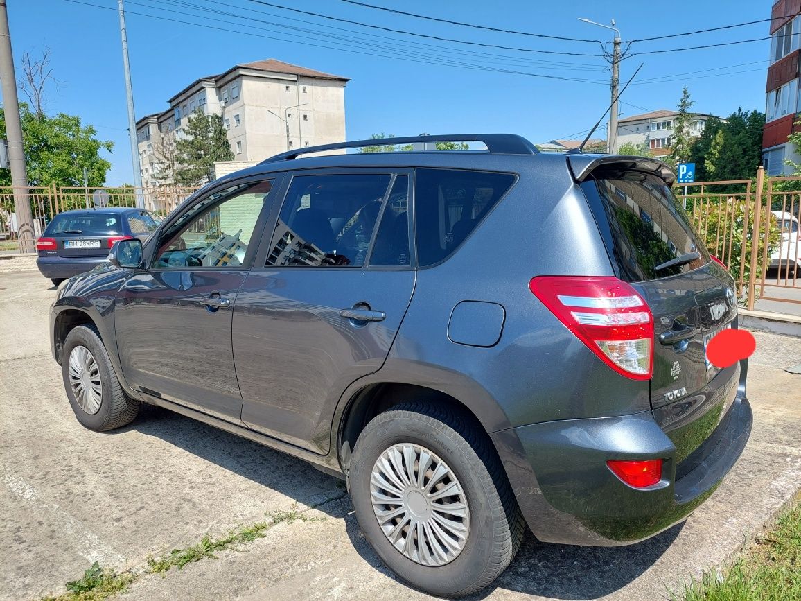 Toyota rav4 vând la preț de nerefuzat.