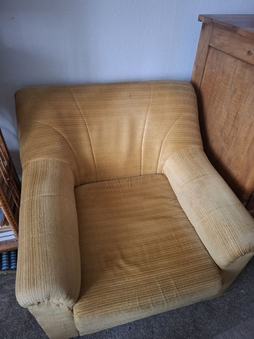 Продавам разтегателен диван с 2 фотьойла. Може и поотделно.