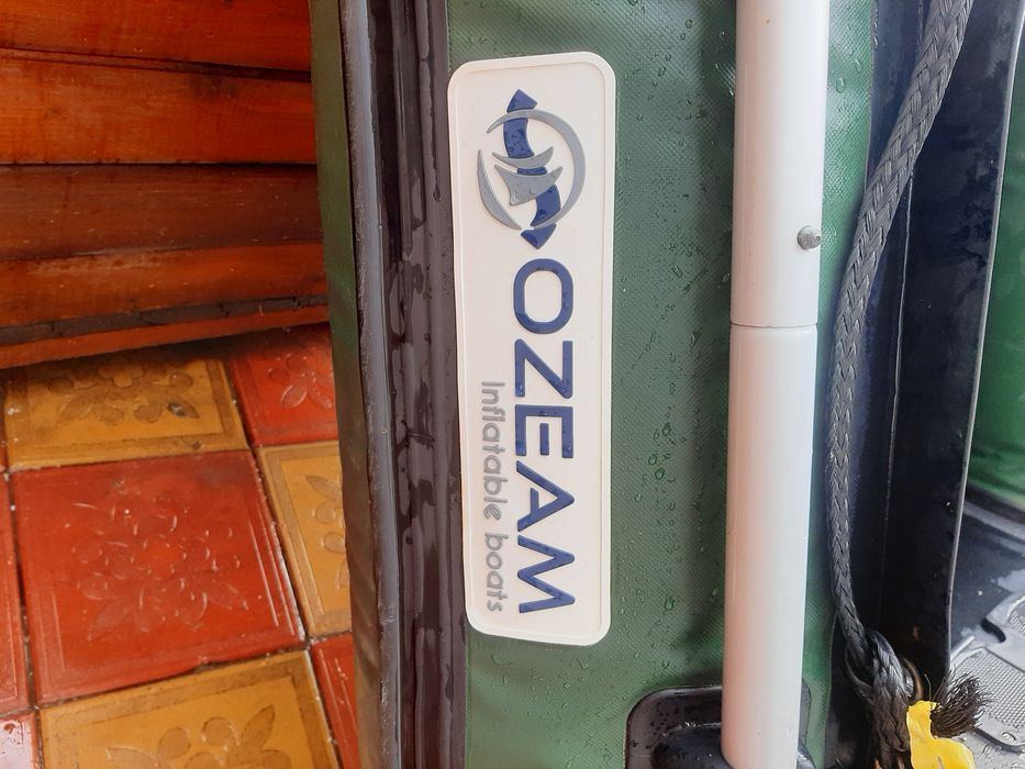 Barcă gonflabila cu motor