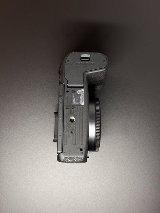 Canon r8 (pachet cu cage tilta si doua baterii originale extra)