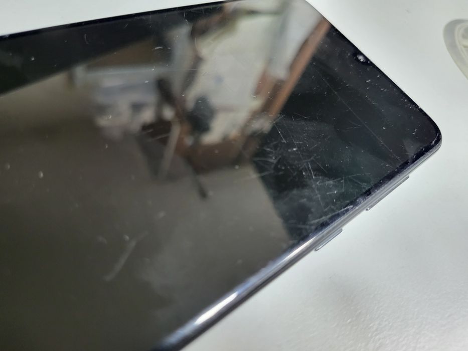 Samsung a70 Glow Nu este Impecabil ca Nou