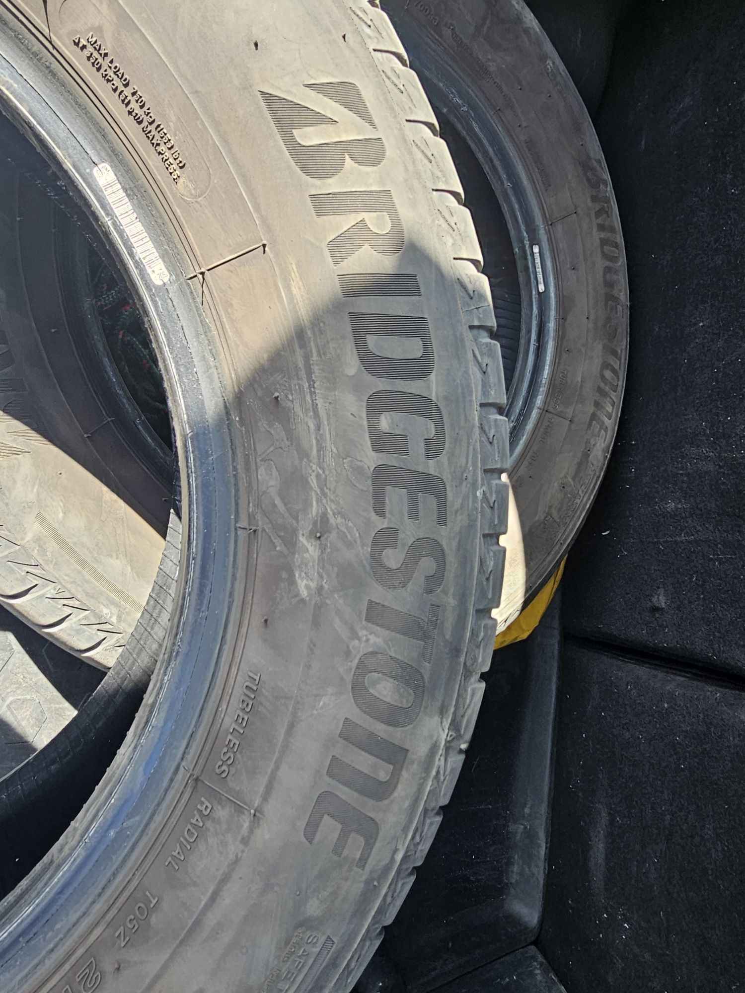Продавам 2 броя гуми Bridgestone в добро състояние 215/65 R16