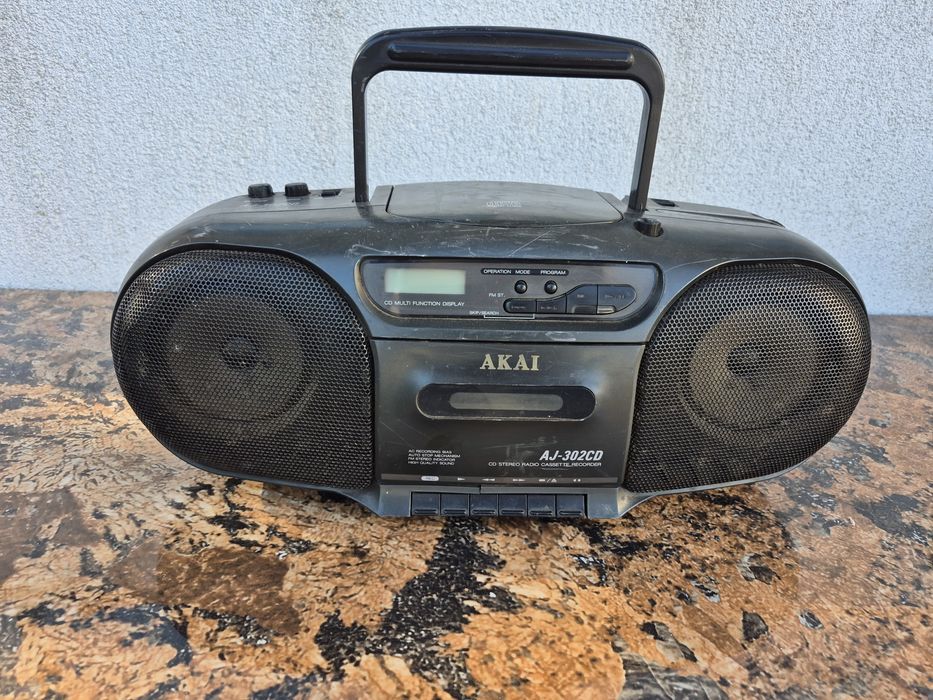 Radio Casetofon marca Akai model AJ-302CD