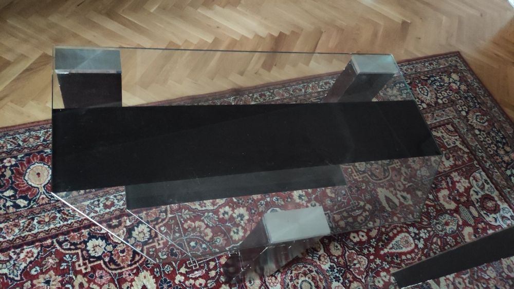 Продавам стъклена маса и стъклена стока за телевизор