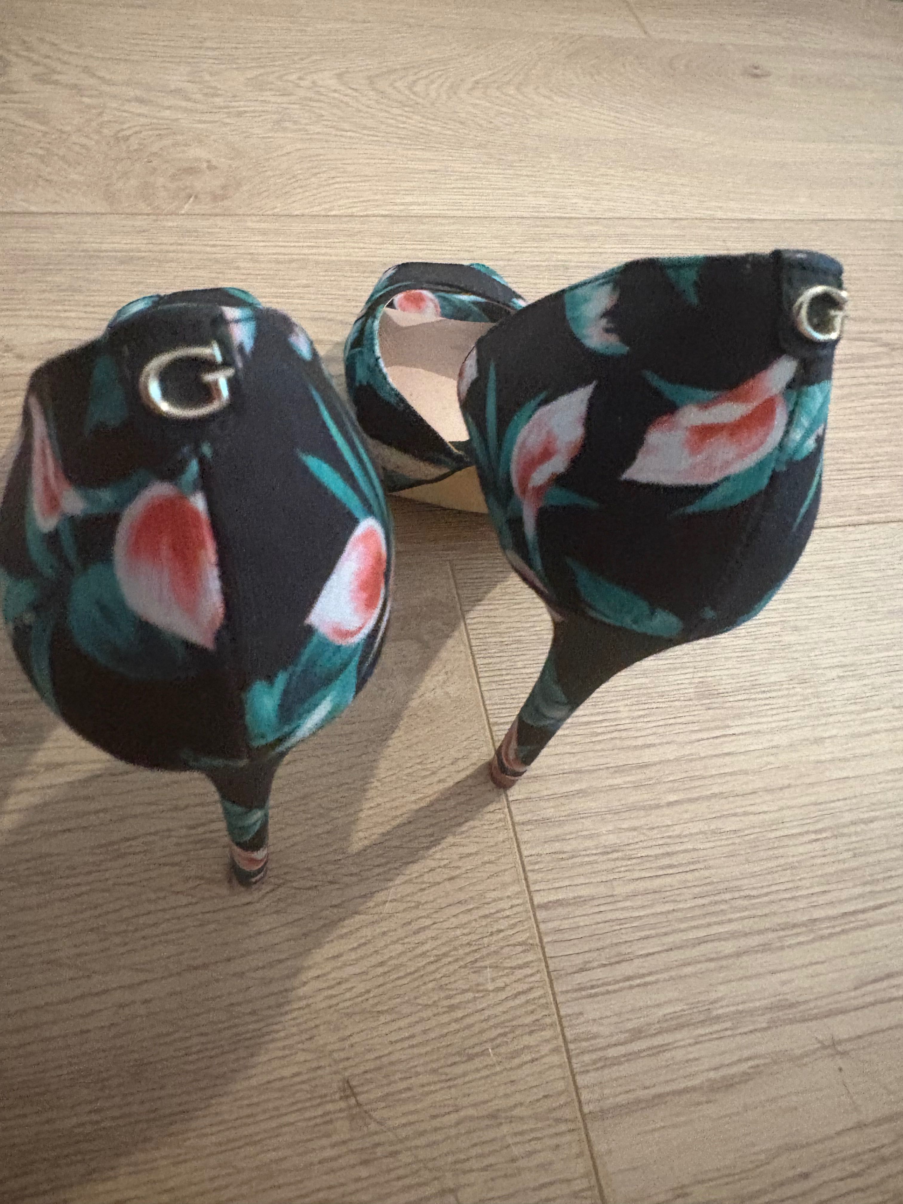 Обувки на висок ток Guess