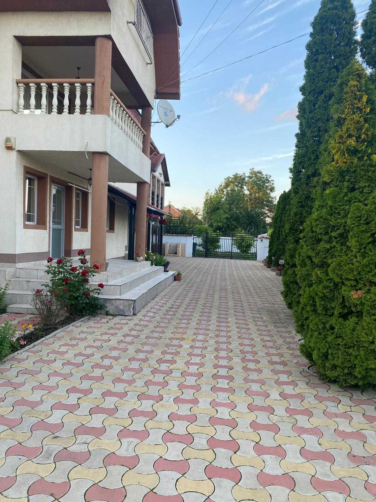 Vila spatioasa disponibila spre vanzare in comuna Maracineni