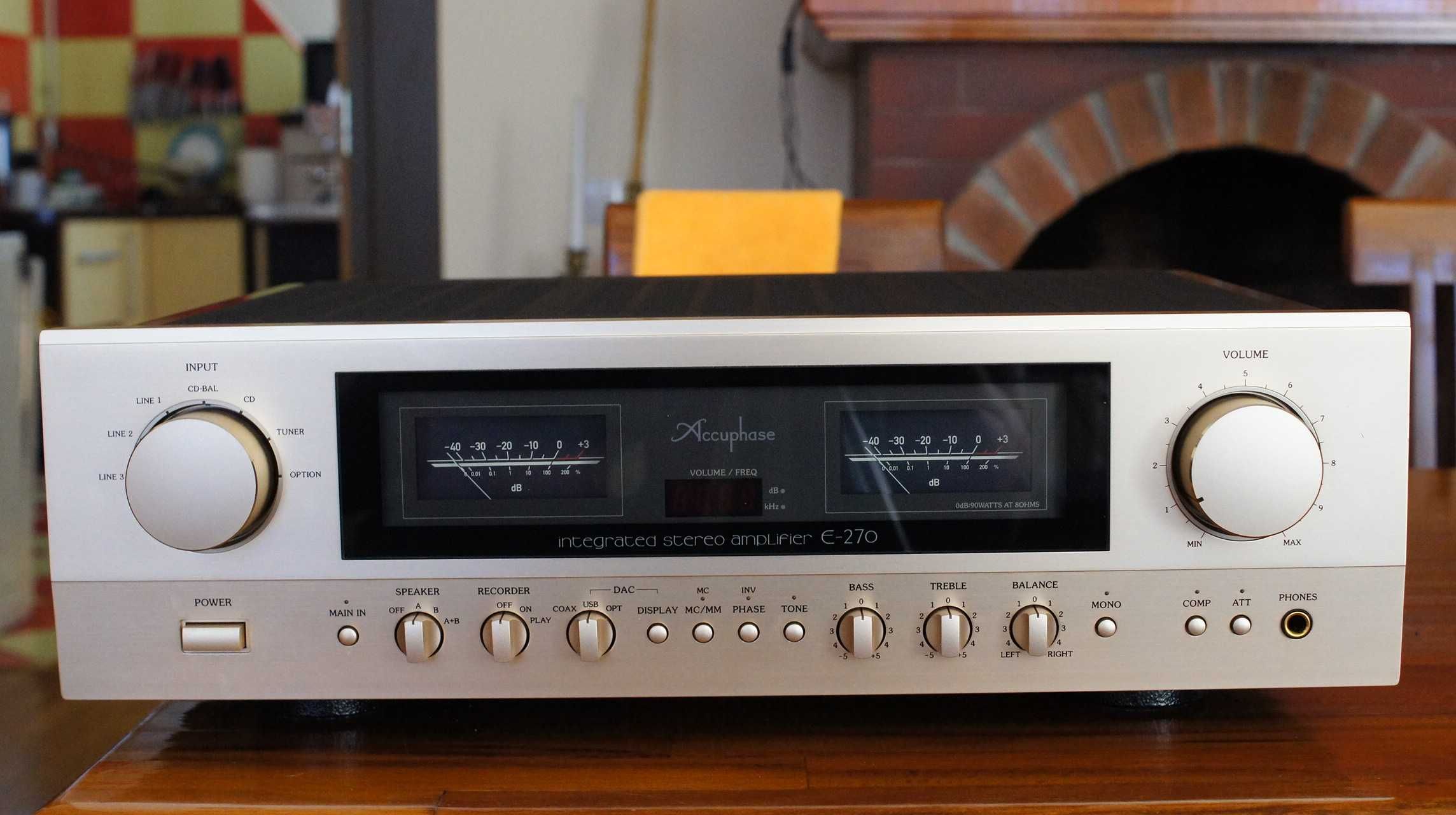 Accuphase E-270 - Impecabil,pachet complet (telecomanda,ambalaj,cablu)