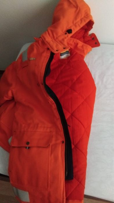 Куртка оранжевого цвета,в хорошем состоянии