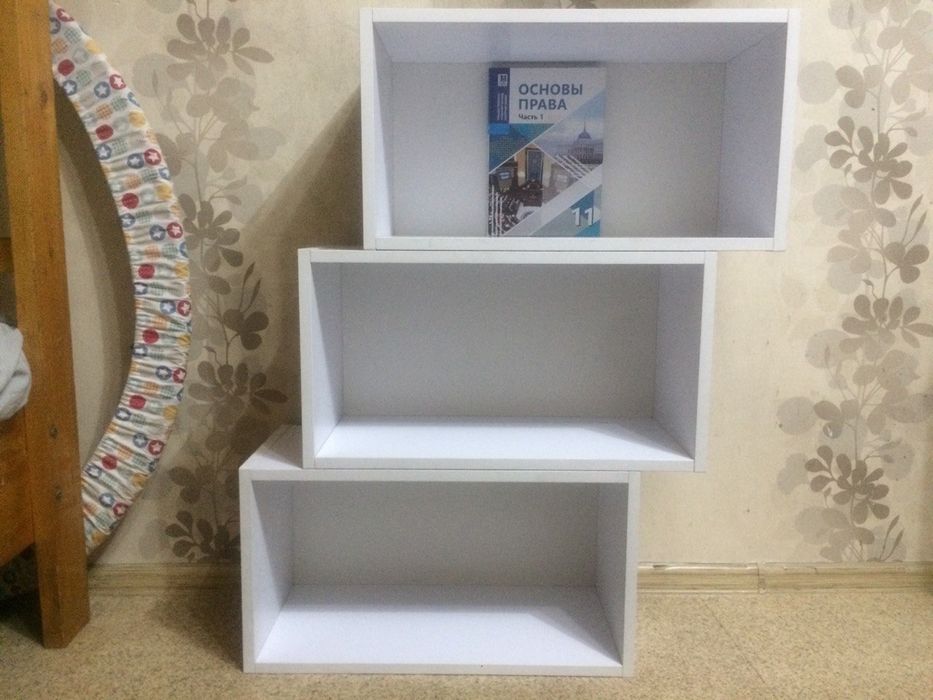 Полки настенные из ламината.