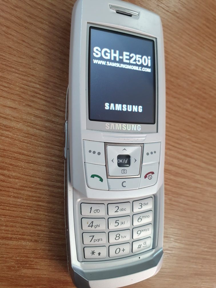 telefon Samsung SGH-E250i display color seniori necodat liber retea