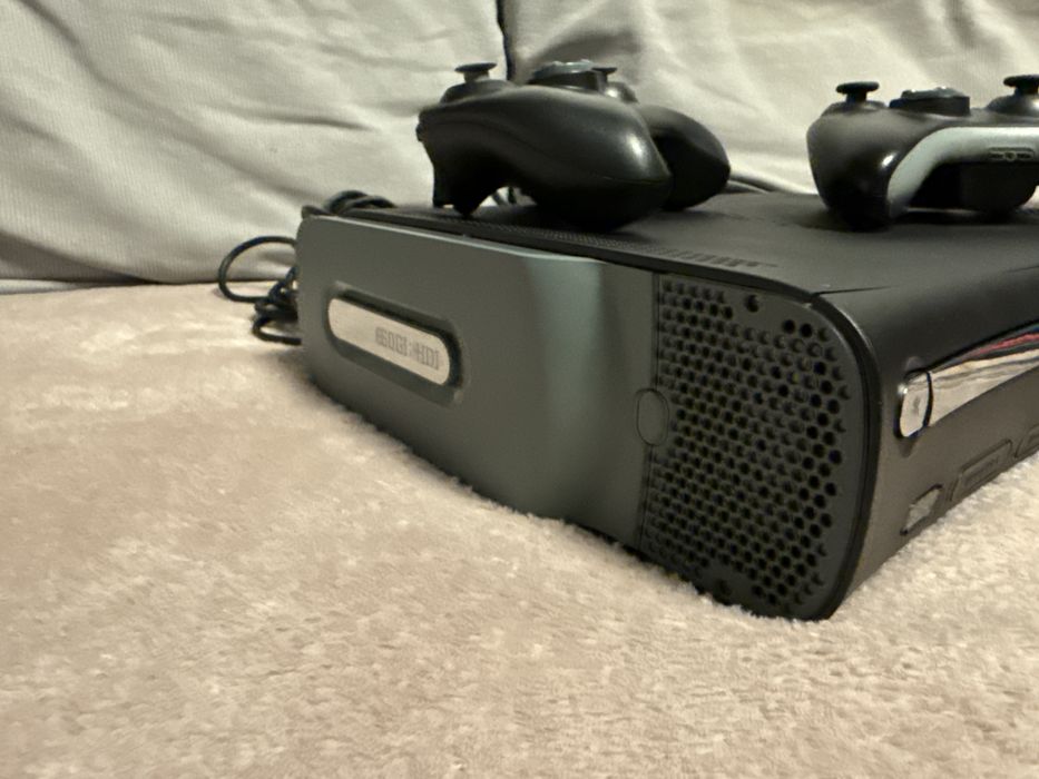 Vand Xbox 360 + 2 joystick + 2 jocuri