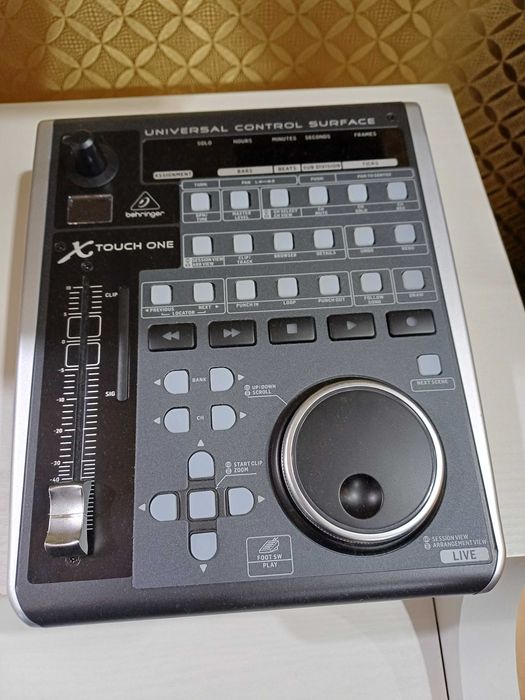 Controler DAW X Touch one