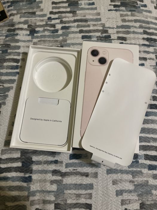 iPhone 13 Pink Отлично състояние Пълен комплект 12 кейса и адаптер