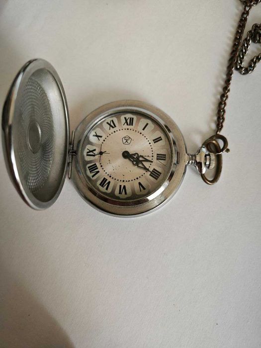 Продаю стол и советские часы.