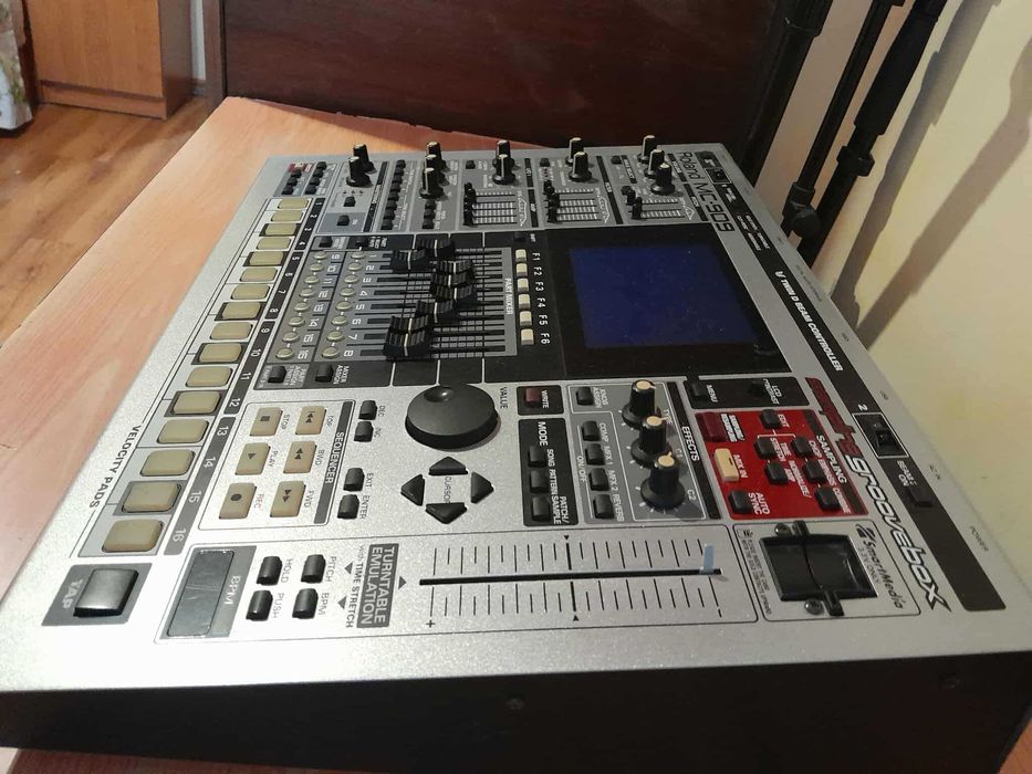 Roland MC-909 Sampling Groovebox