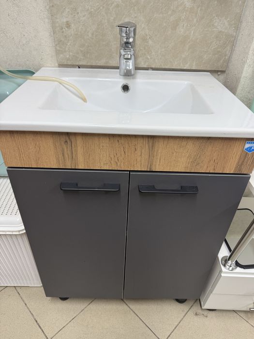 Продается мойка со шкафом в илеальном состоянии