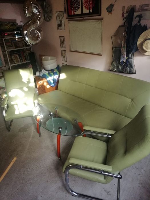 Canapea extensibila plus scaune si masuta in stare foarte buna