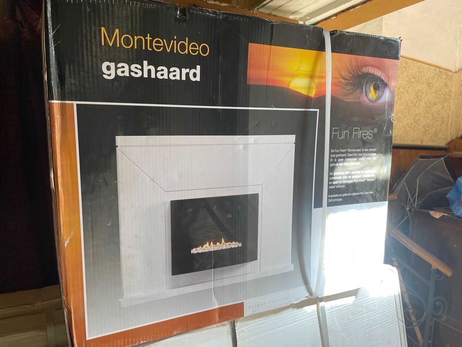 Semineu pe gaz cu surround  Fun Fires - Montevideo cu panou de sticla