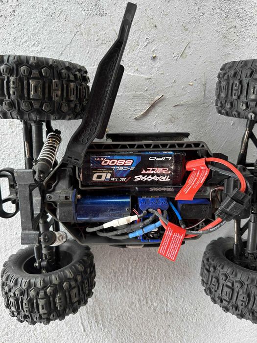 Traxxas Hoss cu Baterie si Incarcator