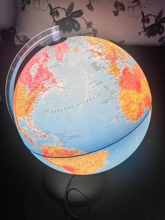 Glob pământesc iluminat în stare perfecta