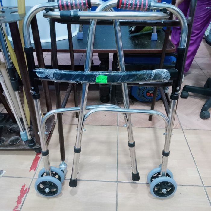 Ходунок для пожилых людей