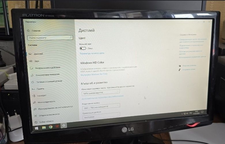 Монитор 
Разрешение 1360×768
Кабеля в комплекте 
Все работает.