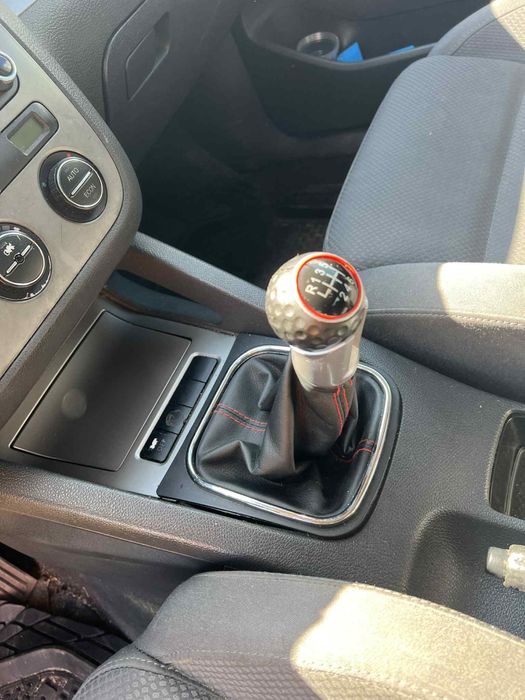 Продавам голф 5