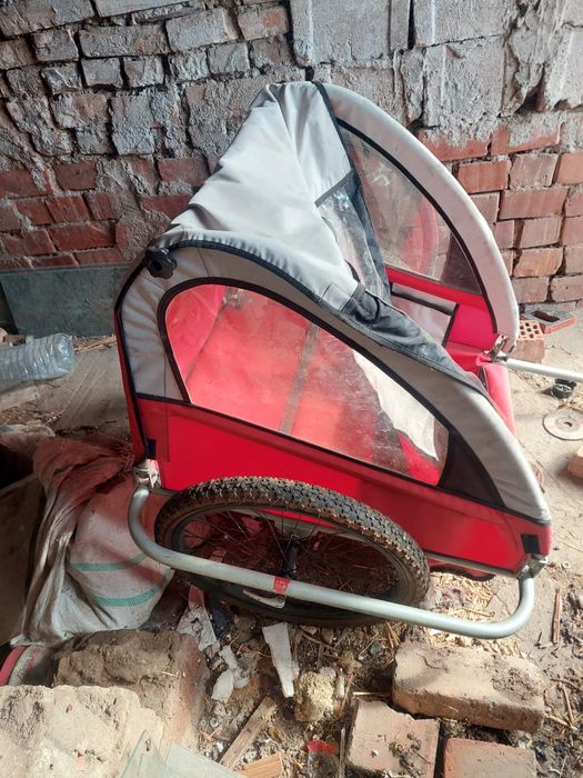 Vând cărucior de pus după bicicleta
