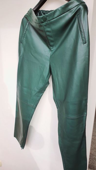 Pantaloni elastici aspect piele Zara