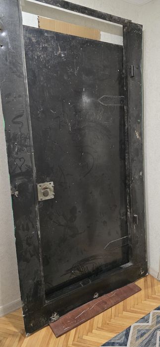 Продам дверь железную недорого