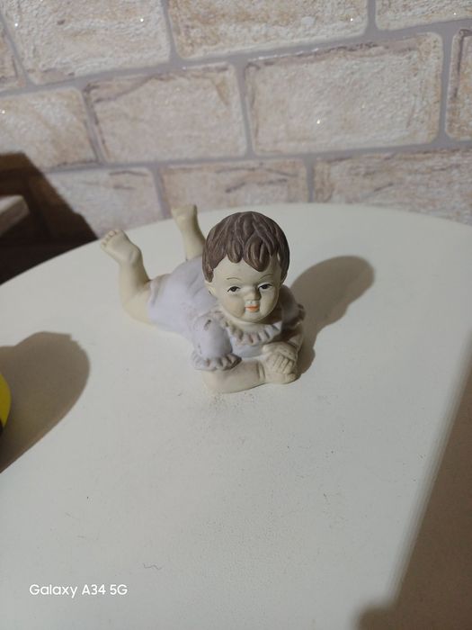Стара порцеланова статуетка