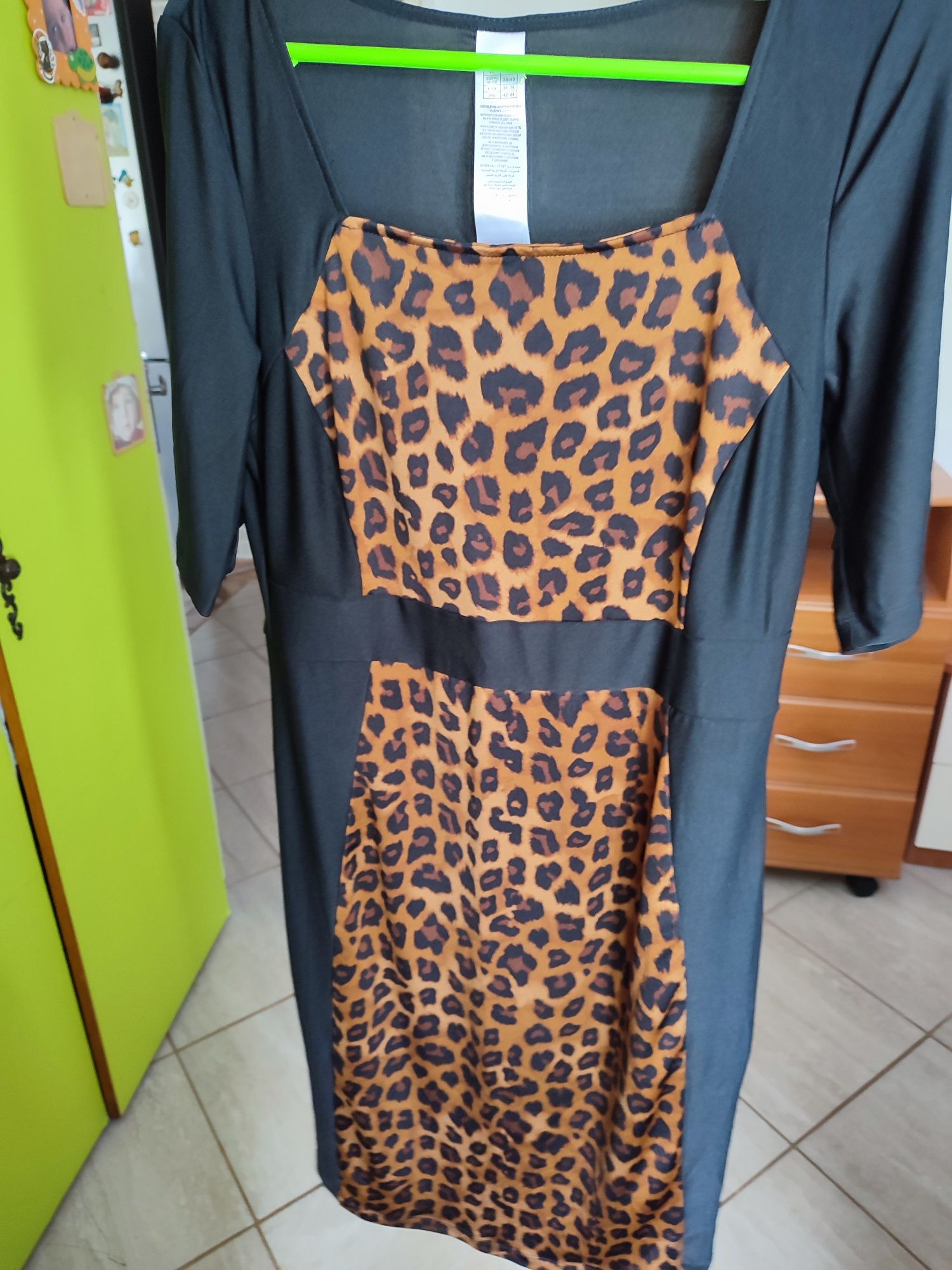 Rochie leopardată material finuț, plăcut pe piele