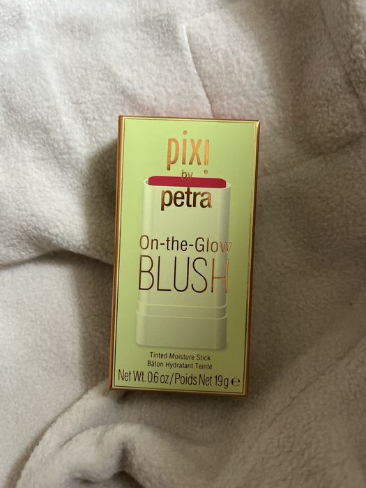 On-the-Glow Blush - Baton hidratant pentru luminozitate ruby. Nou,