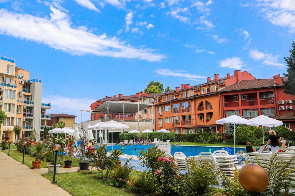 Под Наем тристаен апартамент на първа линия в Равда