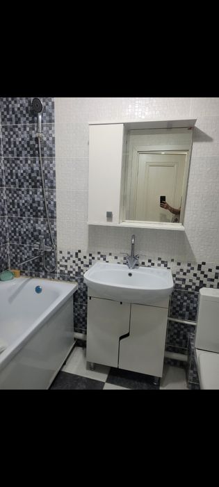 Раквина Айна, зеркало, унитаз